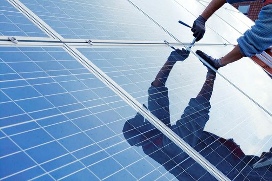 Arbeiter montiert eine Anlage für Photovoltaik in Wels in Wels-Land